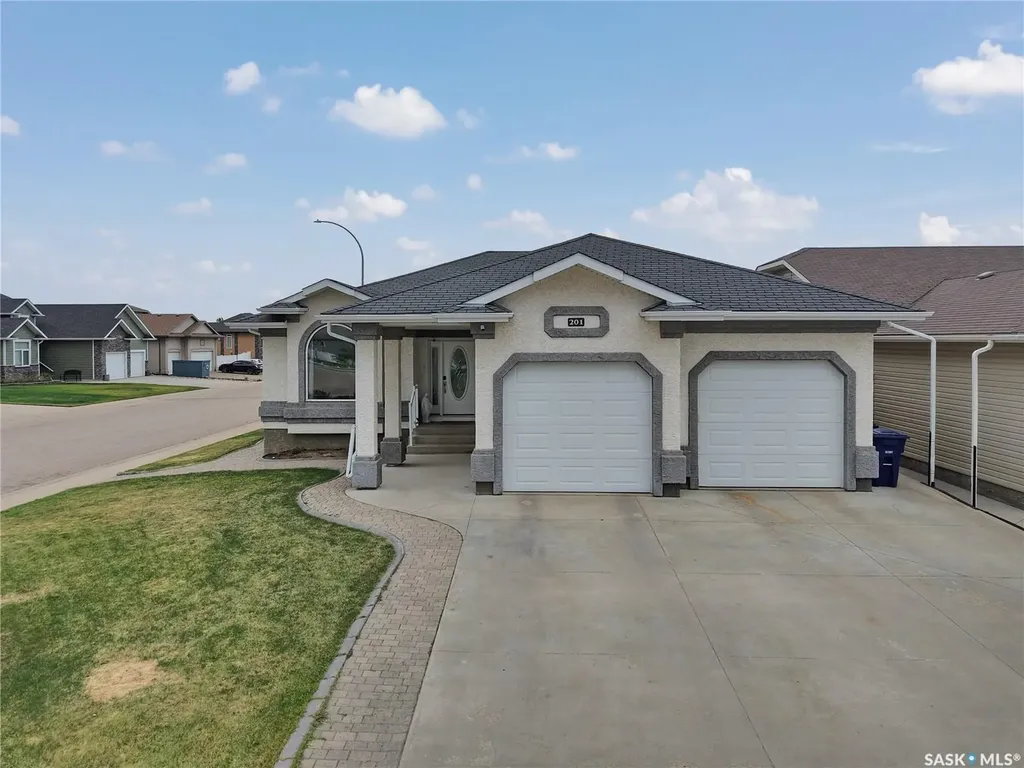 201 Brookside Court Warman SK S0K 0A1