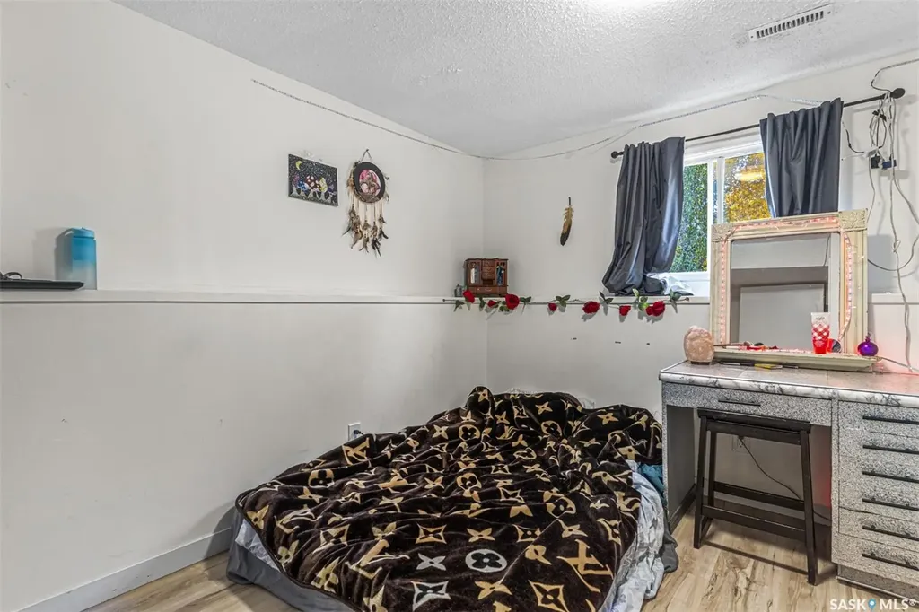 837 Kingsmere Boulevard Saskatoon SK S7J 4C4