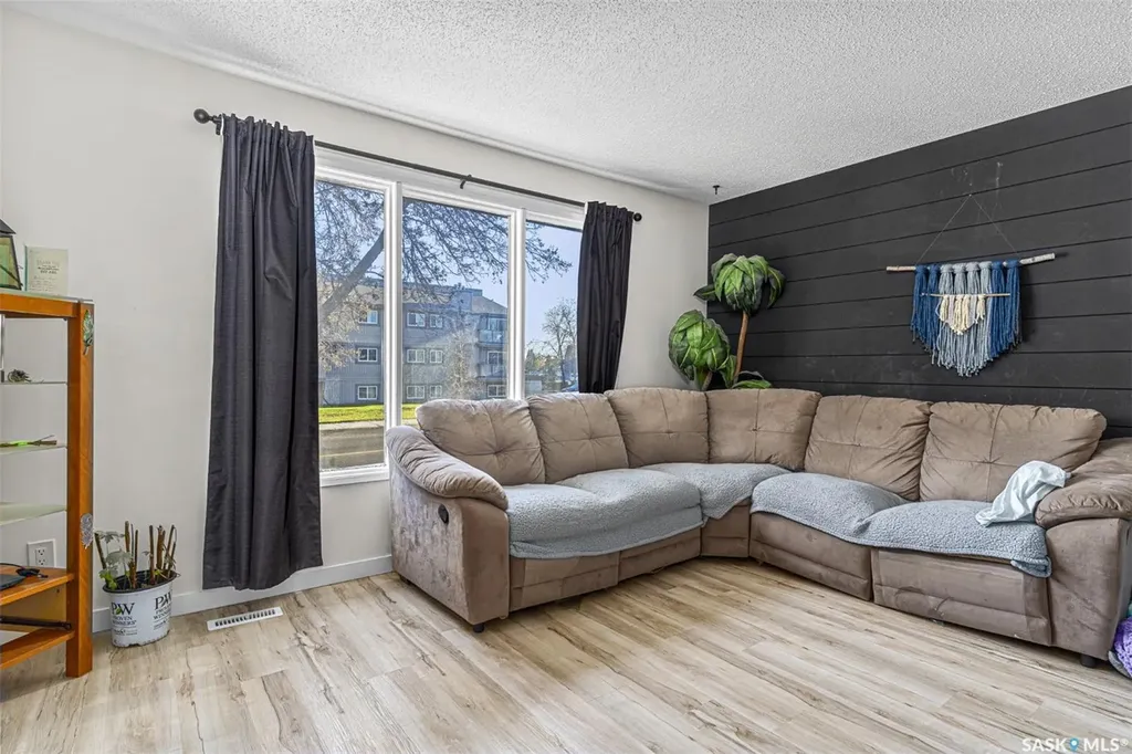837 Kingsmere Boulevard Saskatoon SK S7J 4C4