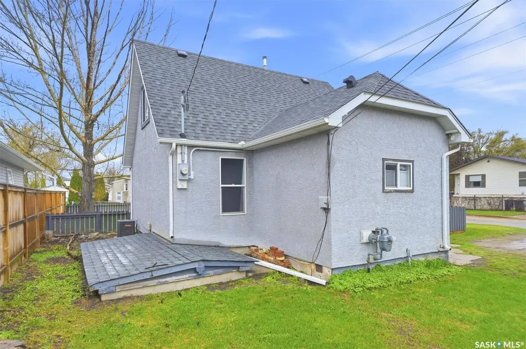 1002 O Avenue S Saskatoon SK S7M 2T2