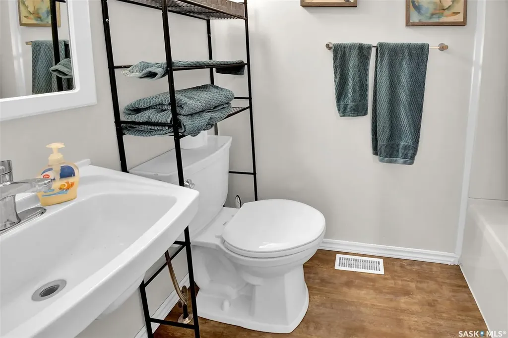 510 R Avenue N Saskatoon SK S7L 2Z2