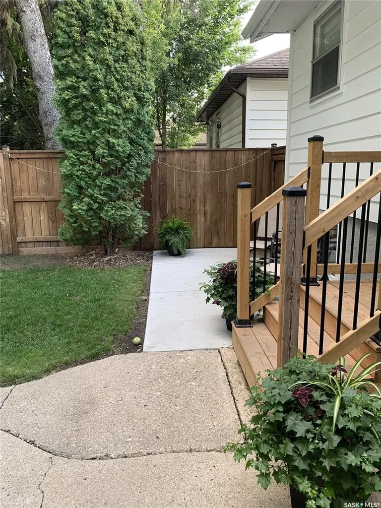 510 R Avenue N Saskatoon SK S7L 2Z2