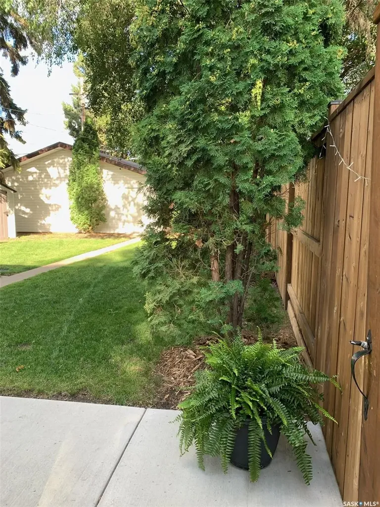 510 R Avenue N Saskatoon SK S7L 2Z2