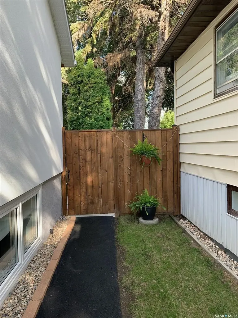 510 R Avenue N Saskatoon SK S7L 2Z2