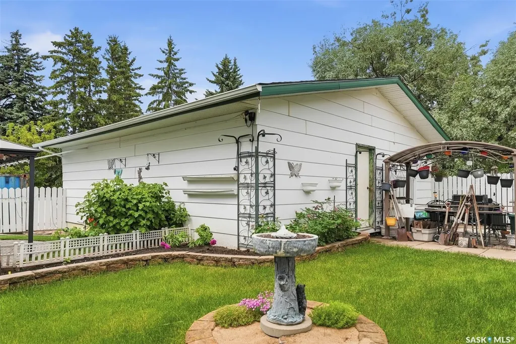 20 Clark Crescent Saskatoon SK S7H 3L9
