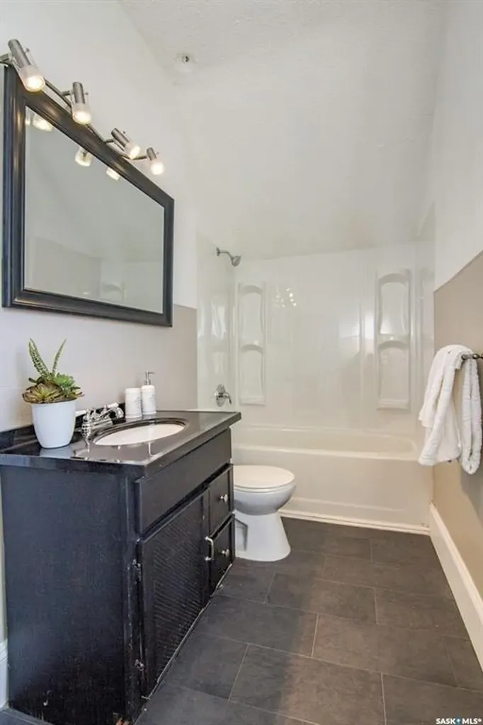 203 8th Street W Saskatoon SK S7M 0B7