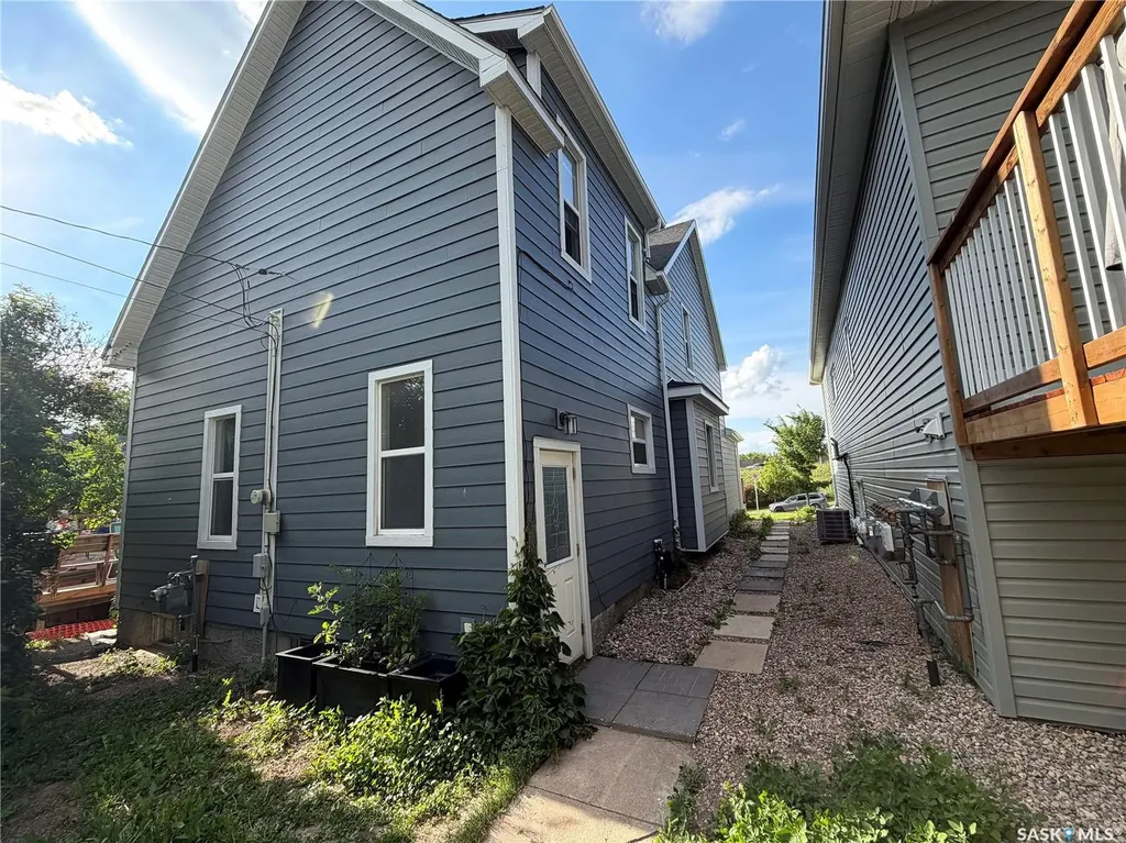 203 8th Street W Saskatoon SK S7M 0B7