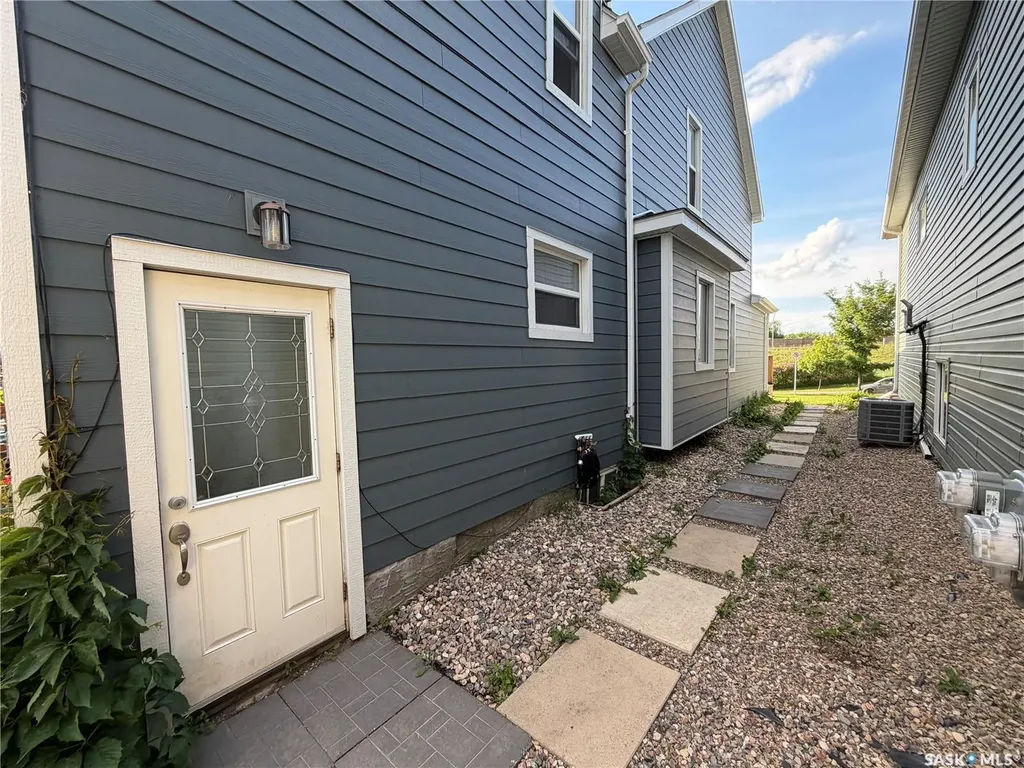 203 8th Street W Saskatoon SK S7M 0B7