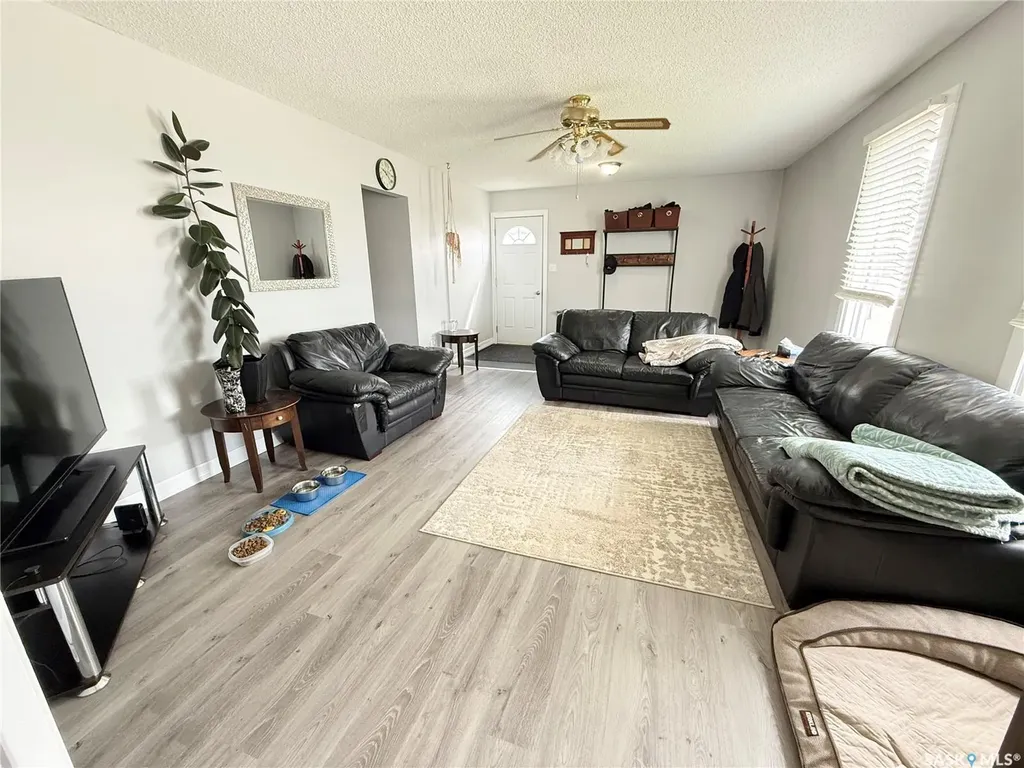4 9th Street Weyburn SK S4H 1E5
