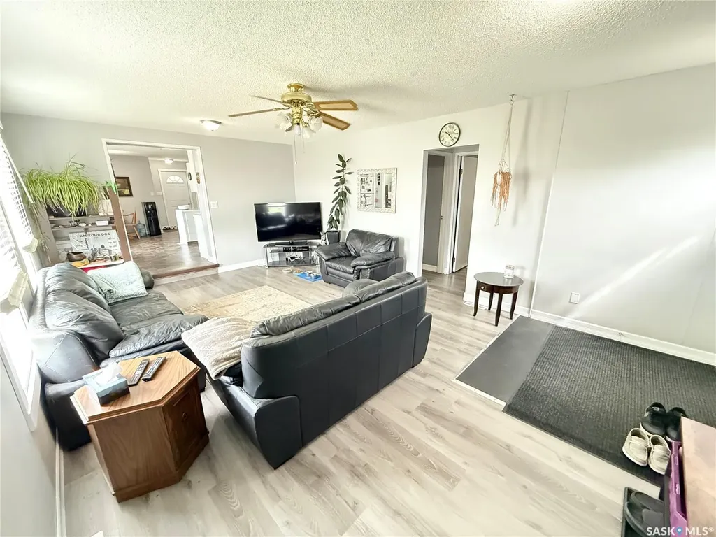 4 9th Street Weyburn SK S4H 1E5