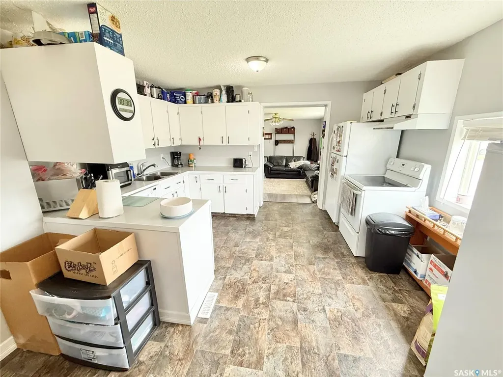 4 9th Street Weyburn SK S4H 1E5