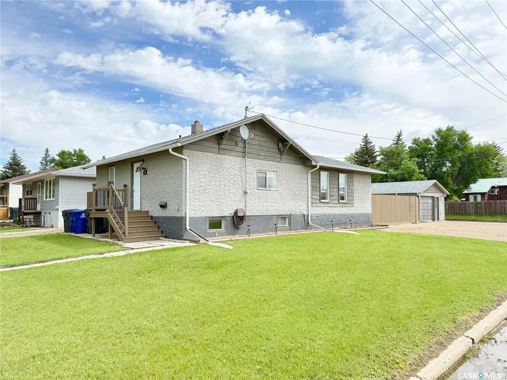 4 9th Street Weyburn SK S4H 1E5
