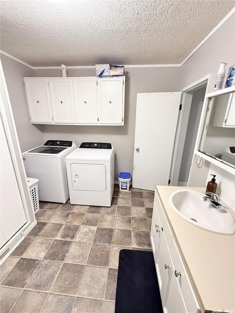 4 9th Street Weyburn SK S4H 1E5