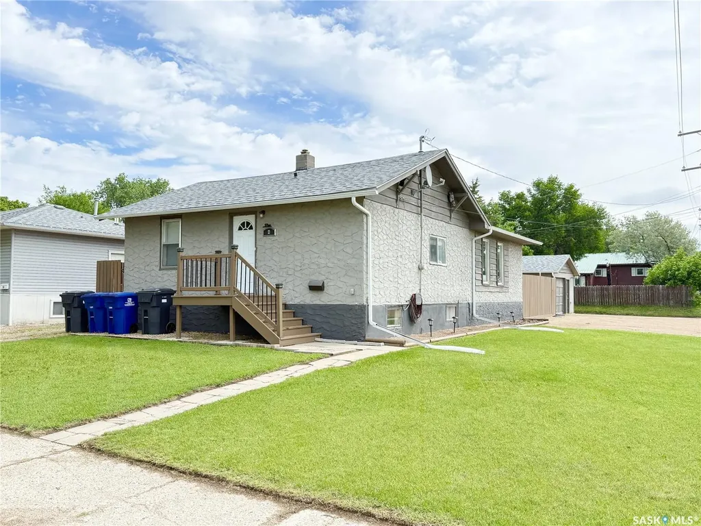 4 9th Street Weyburn SK S4H 1E5