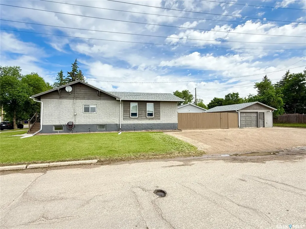 4 9th Street Weyburn SK S4H 1E5