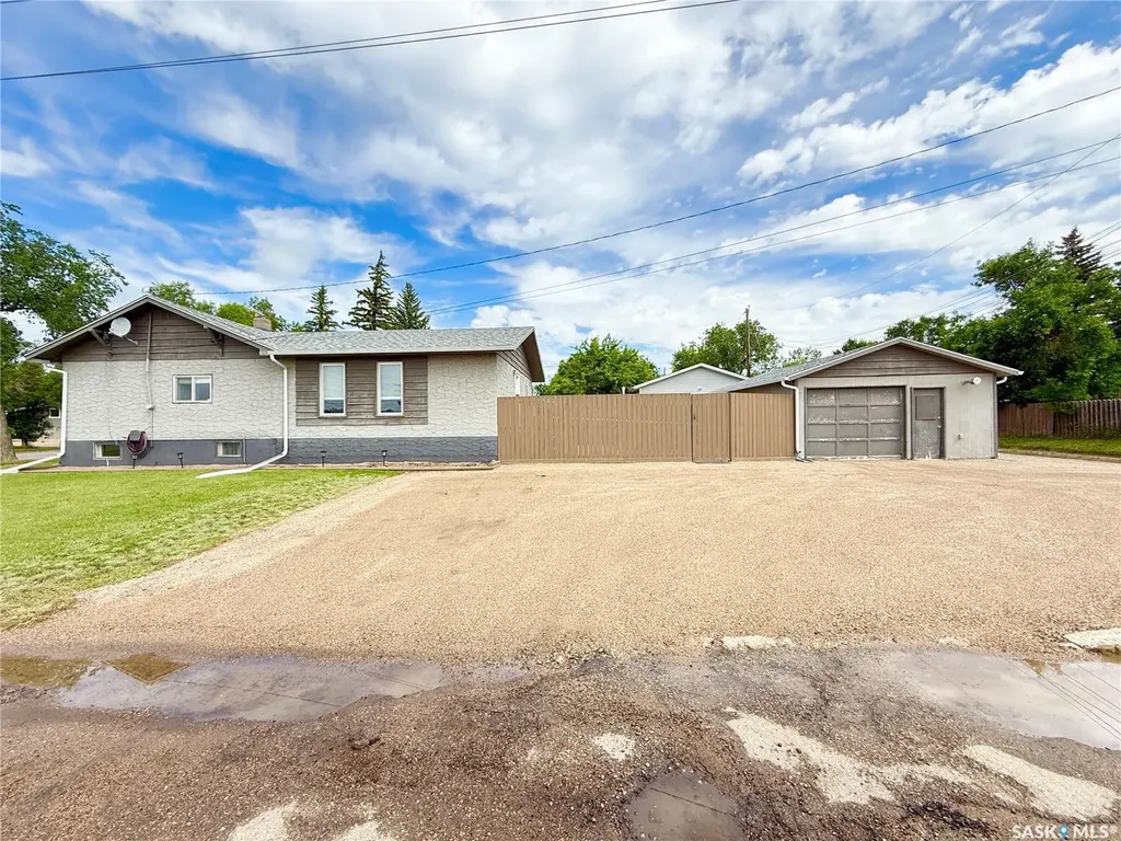 4 9th Street Weyburn SK S4H 1E5