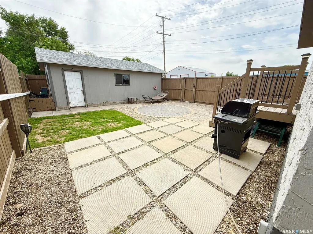 4 9th Street Weyburn SK S4H 1E5