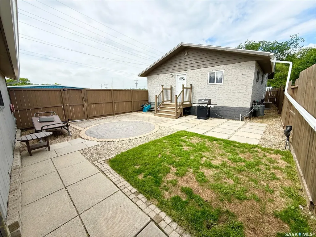 4 9th Street Weyburn SK S4H 1E5