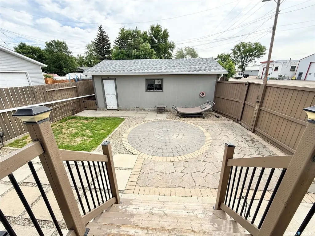 4 9th Street Weyburn SK S4H 1E5