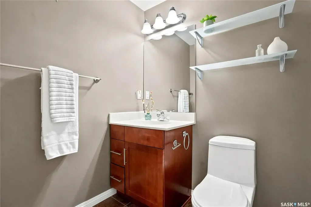 914 Heritage View Saskatoon SK S7H 5T1