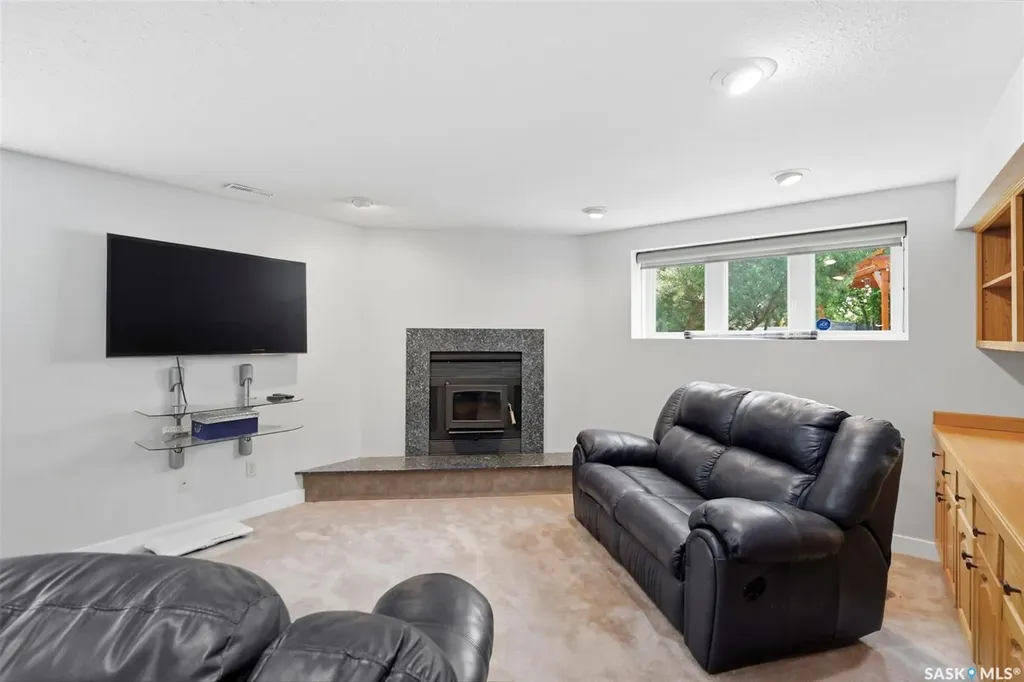 516 Lake Crescent Saskatoon SK S7H 3A4
