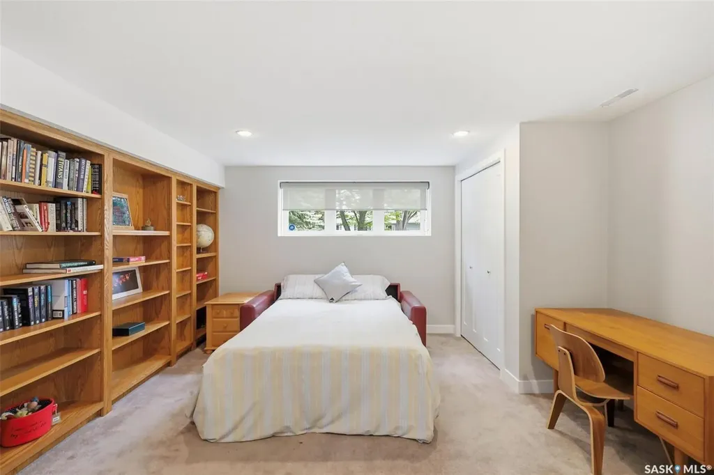 516 Lake Crescent Saskatoon SK S7H 3A4