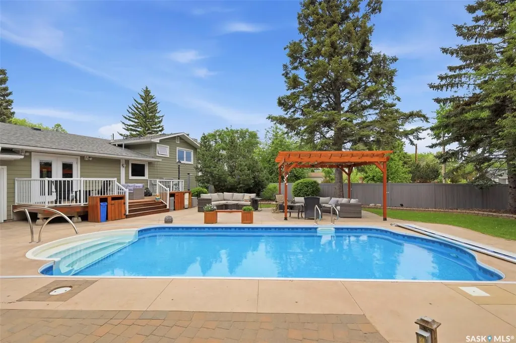 516 Lake Crescent Saskatoon SK S7H 3A4