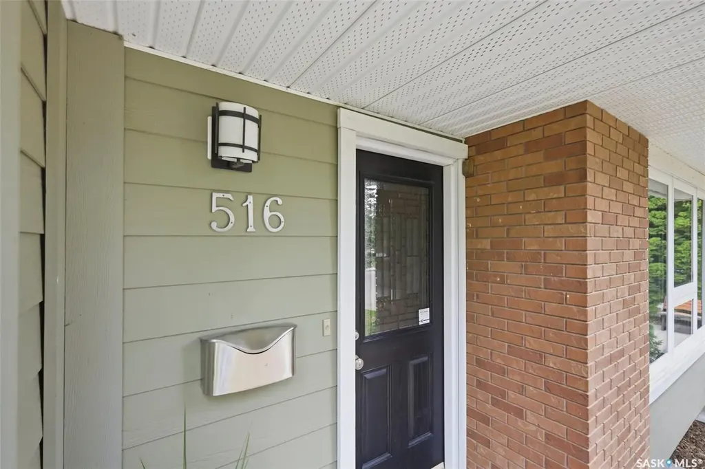 516 Lake Crescent Saskatoon SK S7H 3A4