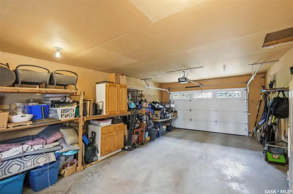 516 Lake Crescent Saskatoon SK S7H 3A4