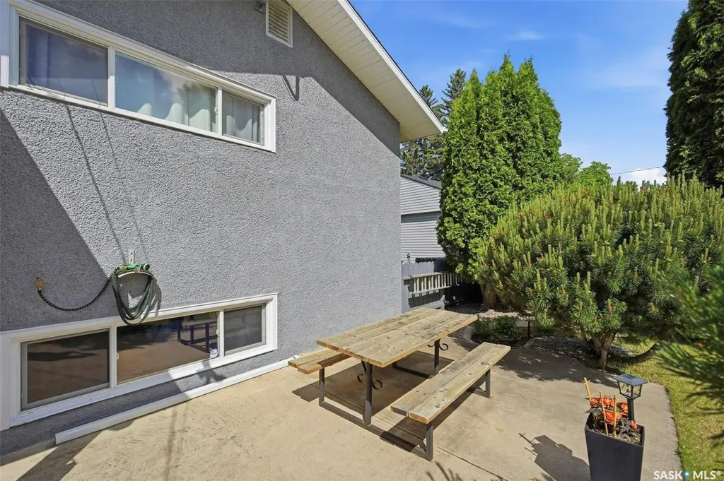 2607 Dufferin Avenue Saskatoon SK S7J 1C7