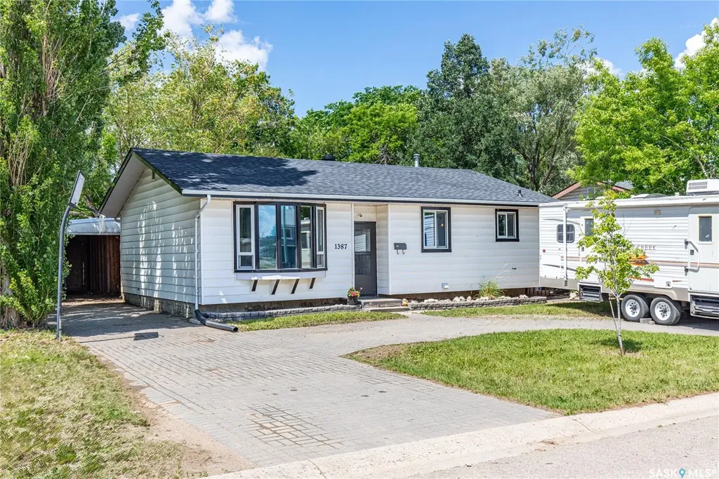 1387 Manitou Crescent Moose Jaw SK S6H 7C5