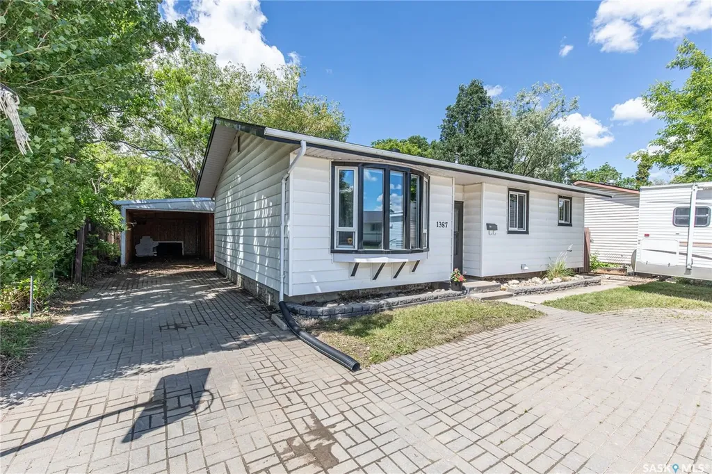 1387 Manitou Crescent Moose Jaw SK S6H 7C5