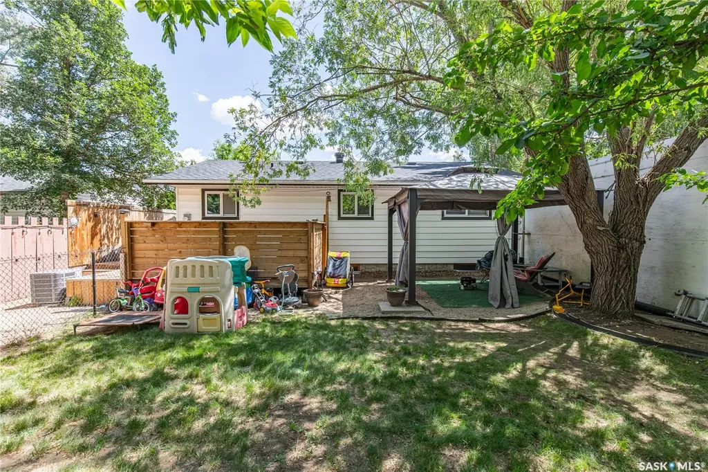1387 Manitou Crescent Moose Jaw SK S6H 7C5