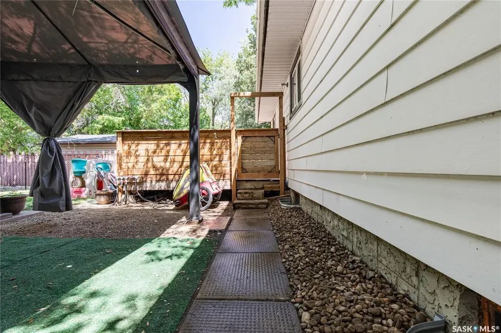 1387 Manitou Crescent Moose Jaw SK S6H 7C5