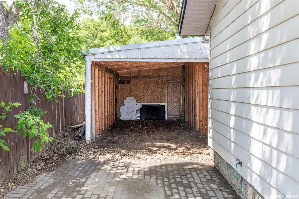 1387 Manitou Crescent Moose Jaw SK S6H 7C5