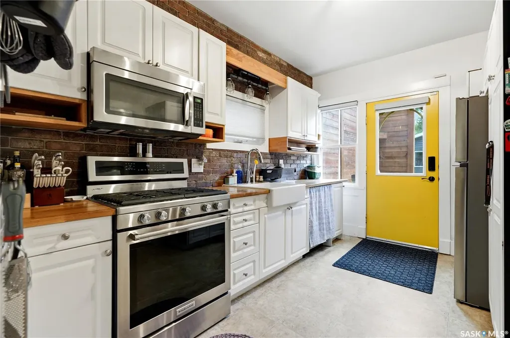204 26th Street W Saskatoon SK S7L 0H6