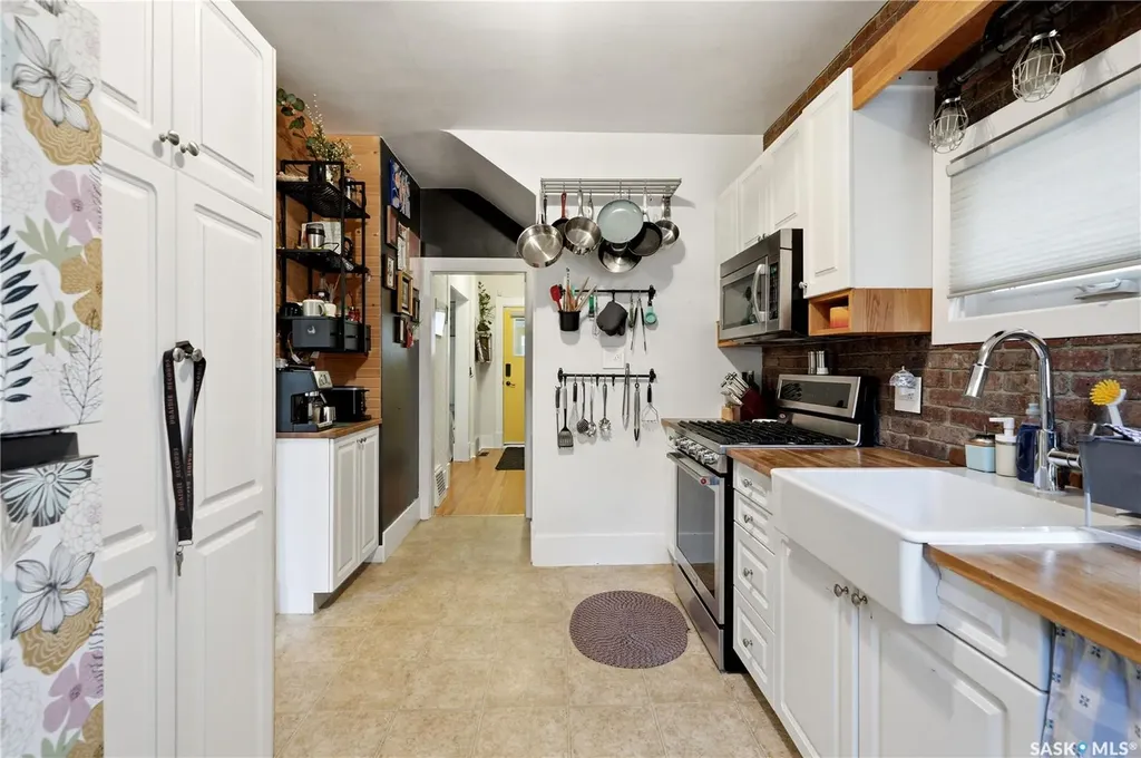 204 26th Street W Saskatoon SK S7L 0H6