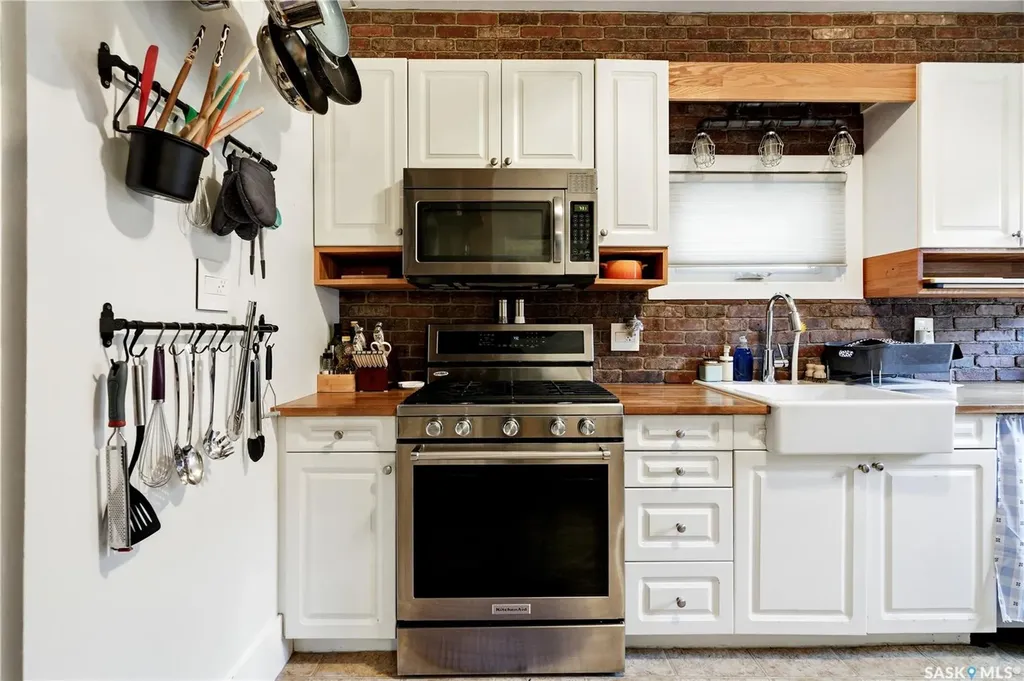 204 26th Street W Saskatoon SK S7L 0H6