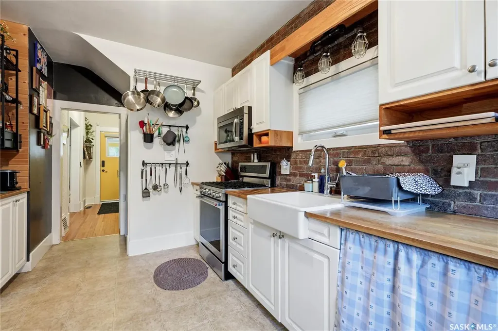 204 26th Street W Saskatoon SK S7L 0H6