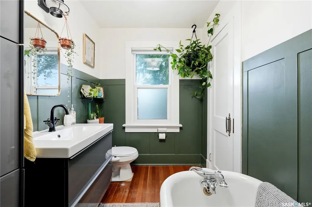 204 26th Street W Saskatoon SK S7L 0H6