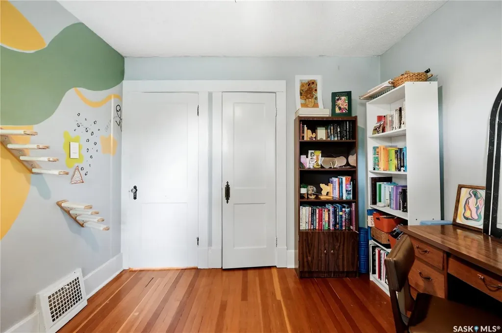 204 26th Street W Saskatoon SK S7L 0H6