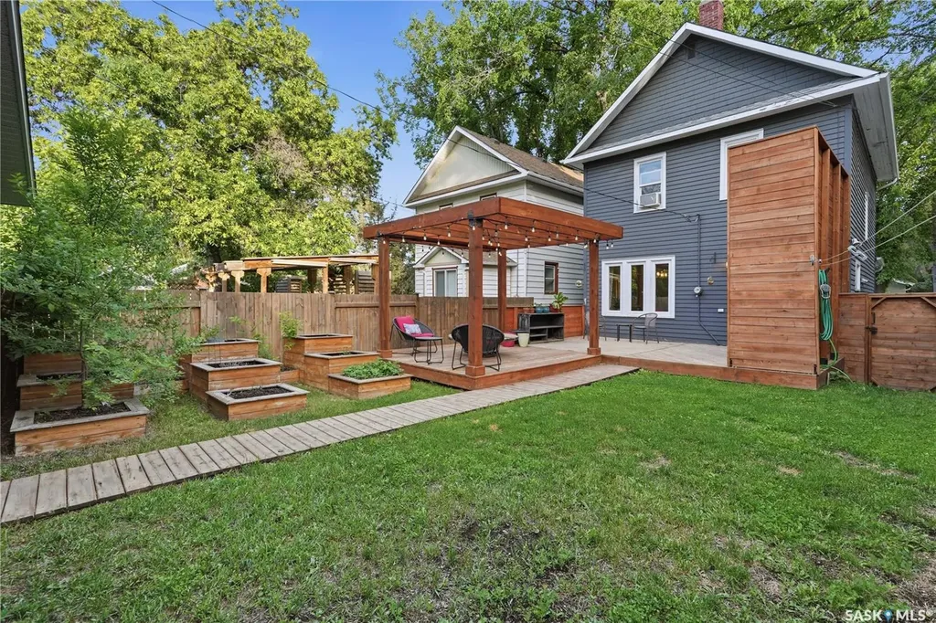204 26th Street W Saskatoon SK S7L 0H6