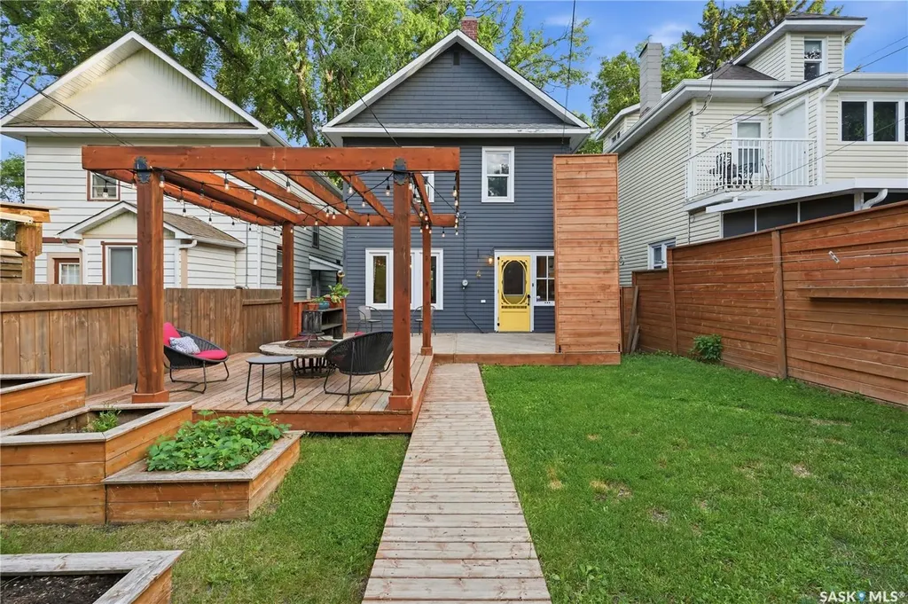204 26th Street W Saskatoon SK S7L 0H6