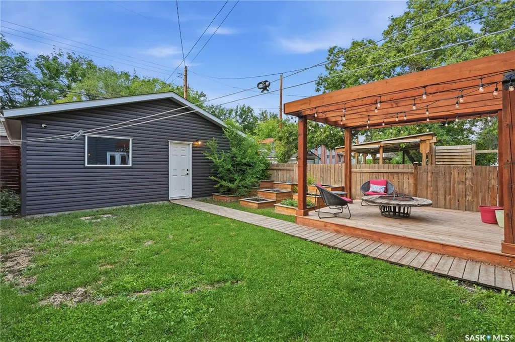 204 26th Street W Saskatoon SK S7L 0H6