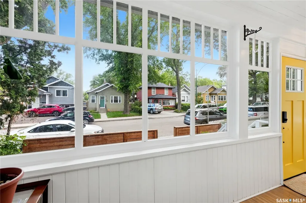 204 26th Street W Saskatoon SK S7L 0H6