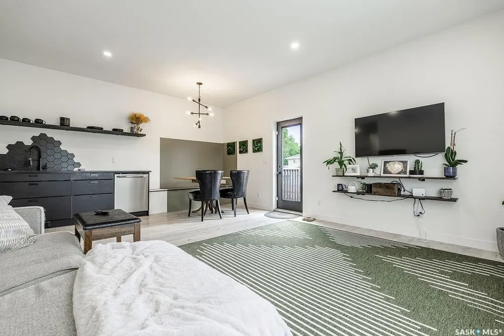 1539 E Avenue N Saskatoon SK S7L 1T9