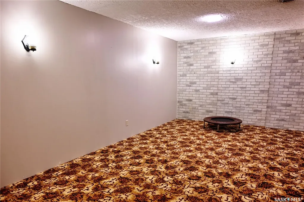 917 Macklem Drive Saskatoon SK S7L 4R7