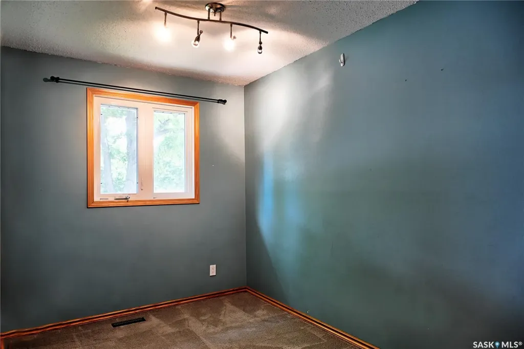 917 Macklem Drive Saskatoon SK S7L 4R7