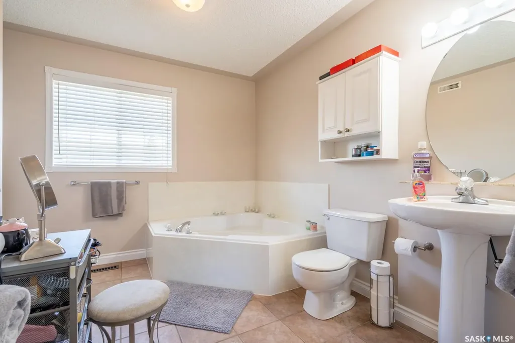2952 St James Crescent Regina SK S4V 2Z2