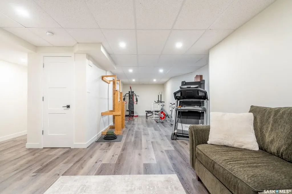 2952 St James Crescent Regina SK S4V 2Z2